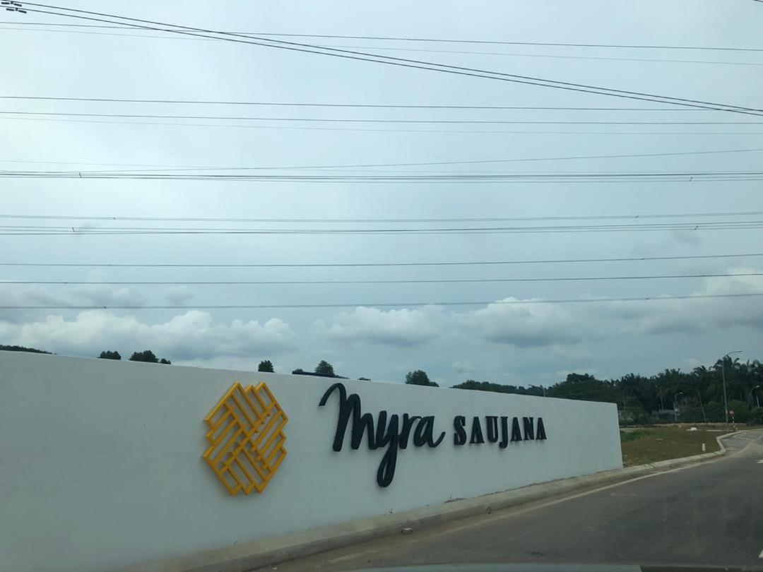 Faridz Homestay At Myra Saujana Kampong Simpang Empat ภายนอก รูปภาพ